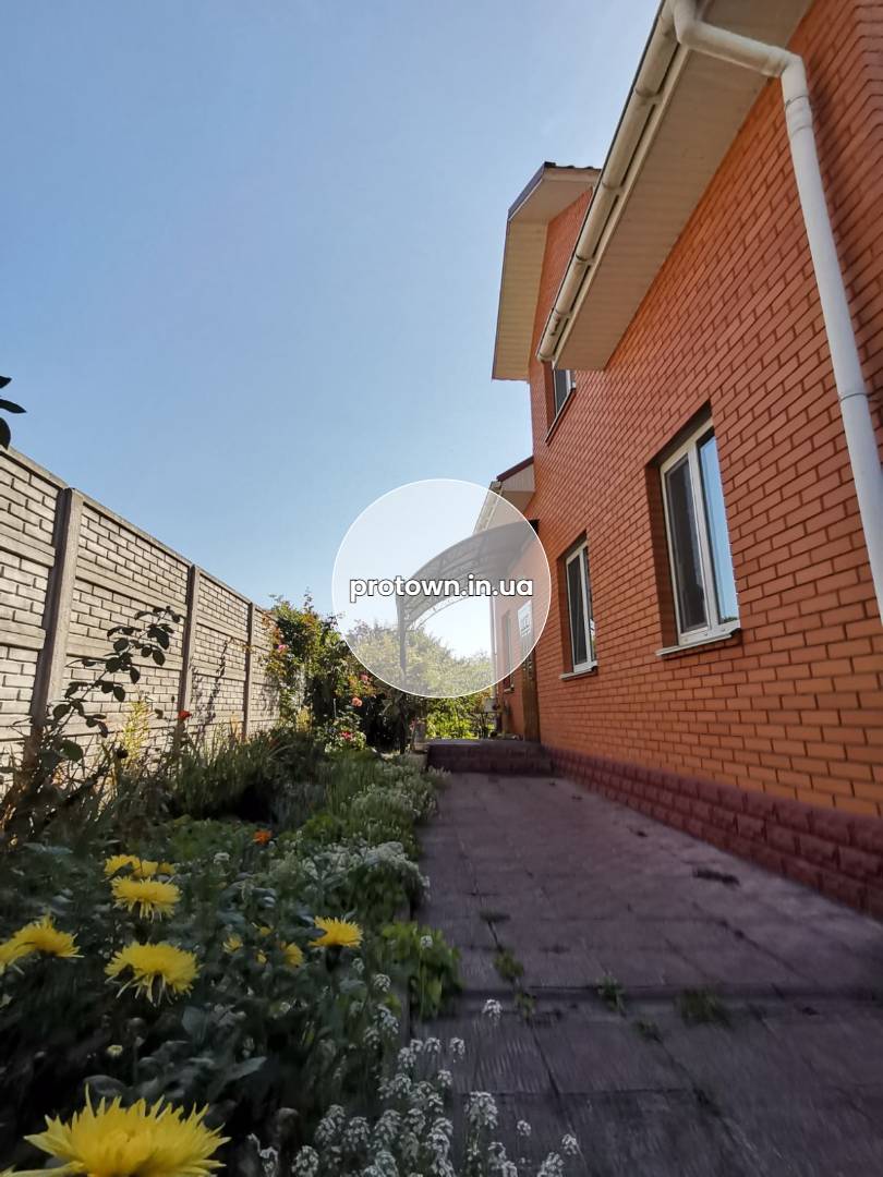 Продажа дома из красного кирпича, 17 соток. От Киева 900м